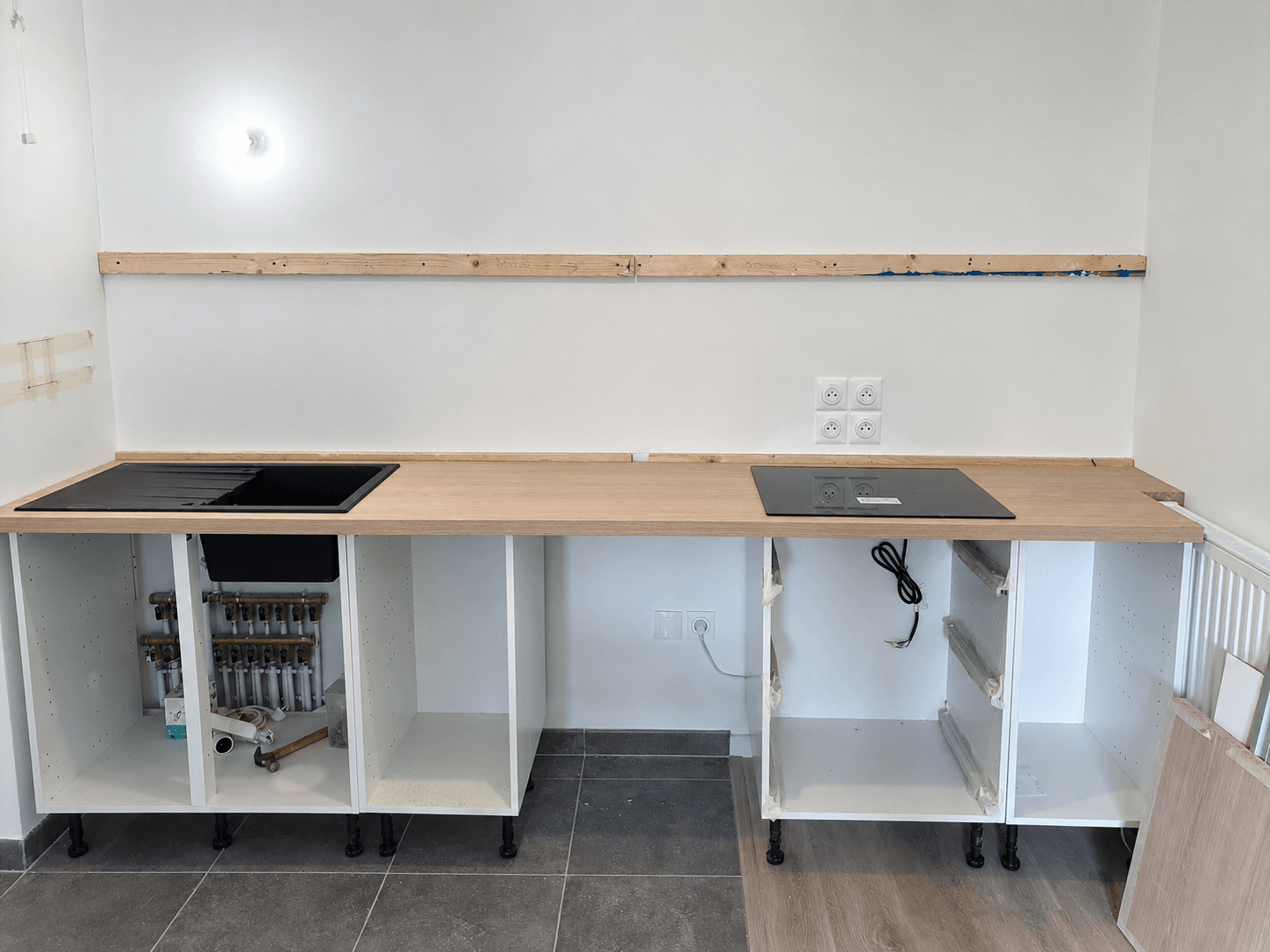 Cuisine bois & blanc livrée — avant