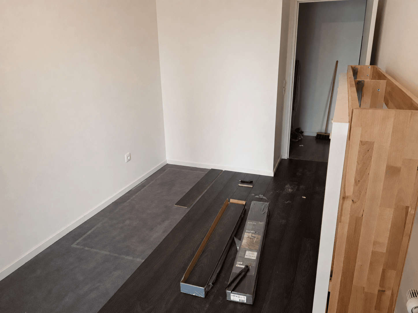 Parquet foncé posé — avant