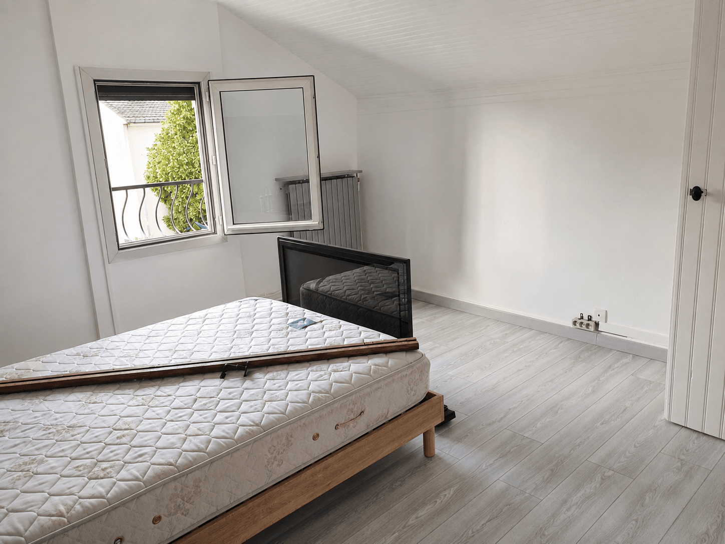 Chambre avec parquet clair — après